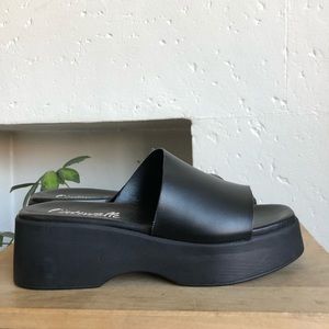 Lintervalle Hatsu sandal